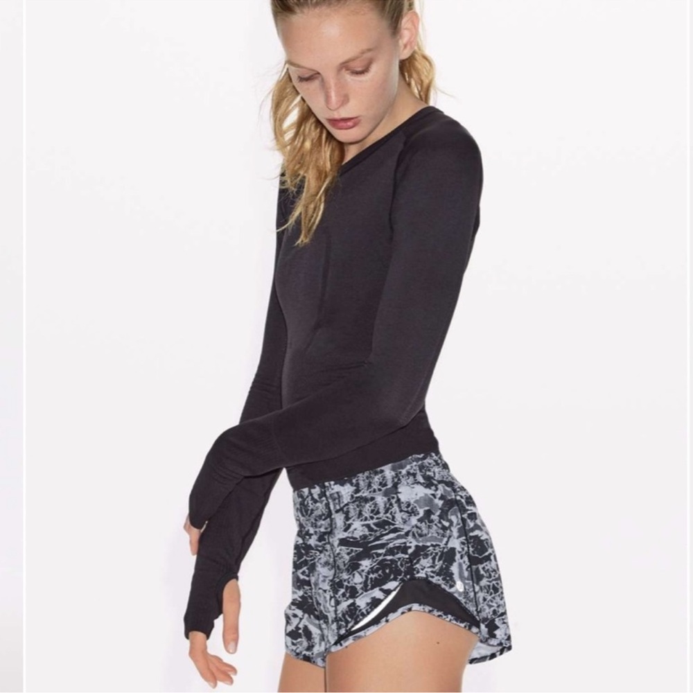 Black/white/grey patterned Lululemon hotty hot shorts